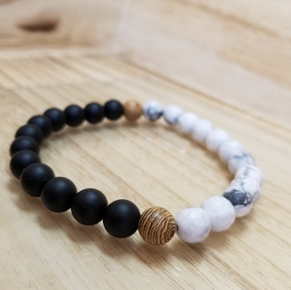 Howlite & Black Onyx Beaded Stretch Bracelet - Picture 6 of 7